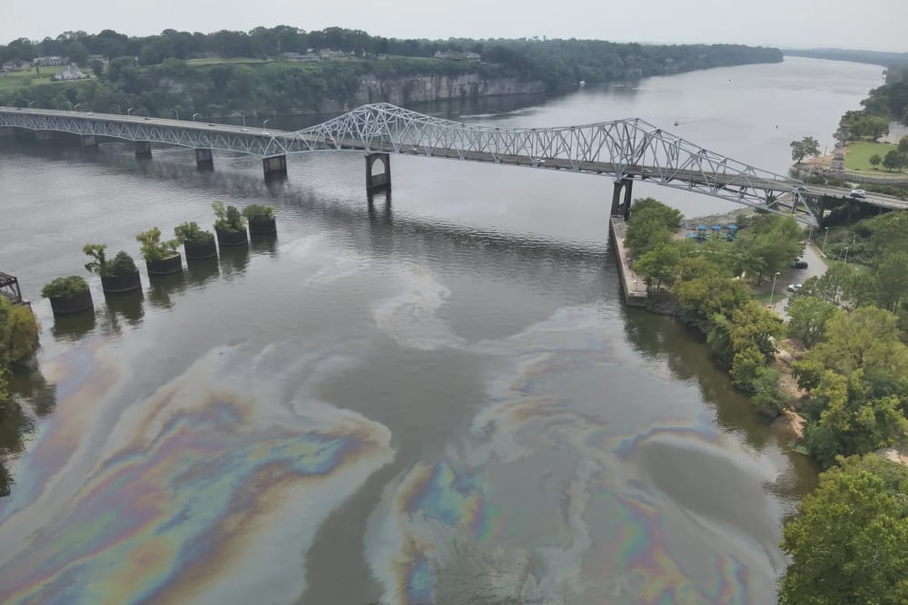 Diesel spill on Tennessee River, USA