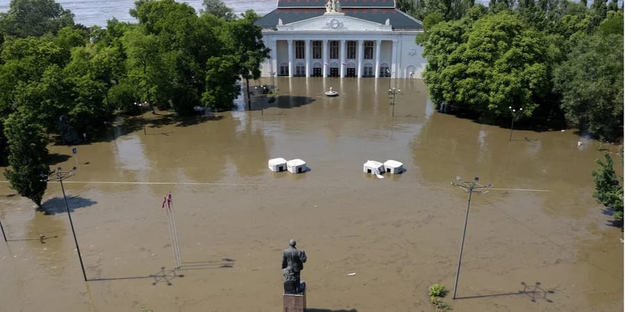 The square in front of the House of Culture in Novaya Kakhovka was flooded.