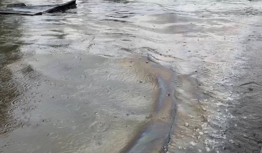 During the inspection, an oil slick was discovered in the flooded area of Kherson.