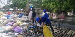 Cleaning up the Pasig River and sorting waste. Collections from three different locations remove up to 120 tons of trash per month from waterways.