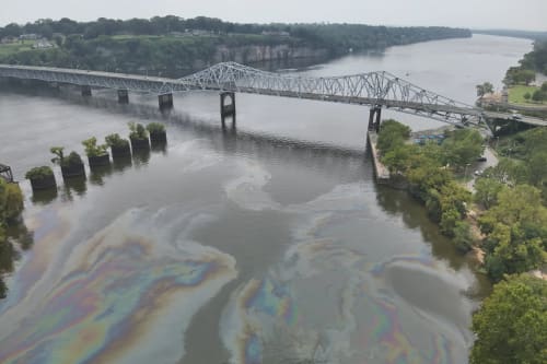 Diesel spill on Tennessee River, USA
