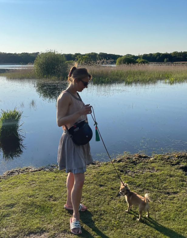 Kom vrouwtje ik wil naar het water en zwemmen