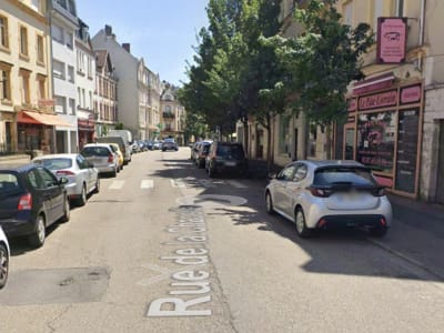 OFF Market - 2 commerces historiques - Metz - Renta : 8% - Image 1