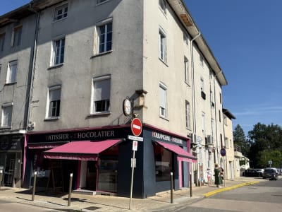Murs occupés - Boulangerie depuis 1973 + 2 logements indépendants - Potentiel de revente à la découpe - Thoissey - Renta : 7,61% - Image 1