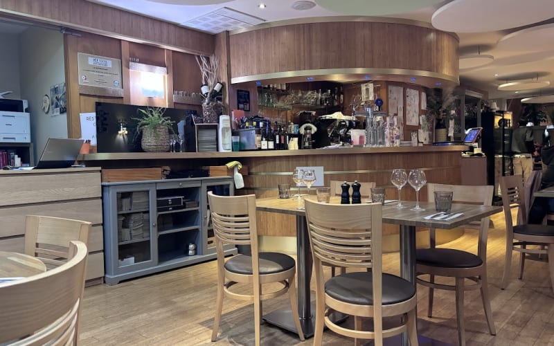 Photo 3 - Off market · Murs occupés restaurant avec extraction et 2 studios, locataire depuis 2019 · Pornic (44) · Rentabilité 7,35 %