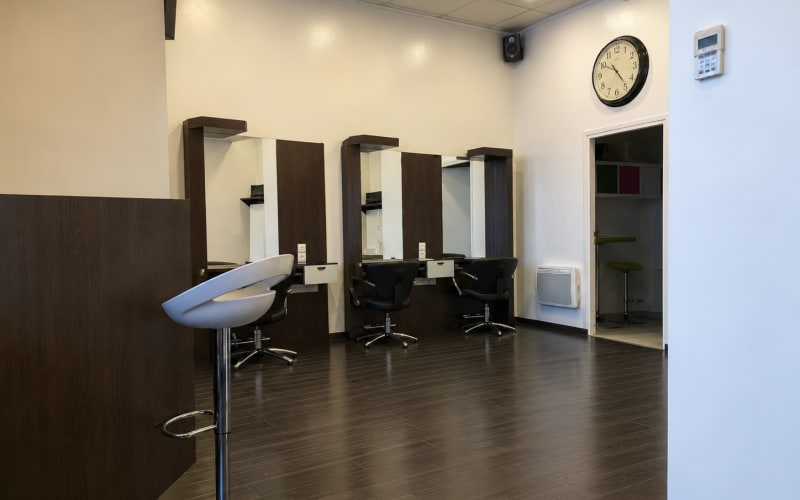 Photo 3 - Off market · Murs occupés salon de coiffure, rue prime · Vaulx-en-Velin (69) · Rentabilité 7,65 %