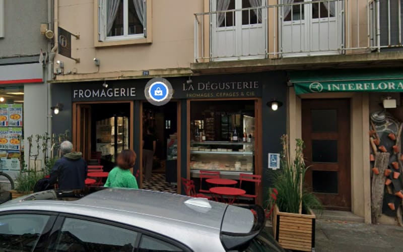 Photo 2 - Murs occupés - Fromagerie - Emplacement premium Pont L’évêque - Renta : 8,59% post rév