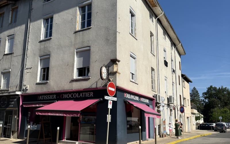 Photo 1 - Murs occupés - Boulangerie depuis 1973 + 2 logements indépendants - Potentiel de revente à la découpe - Thoissey - Renta : 7,61%