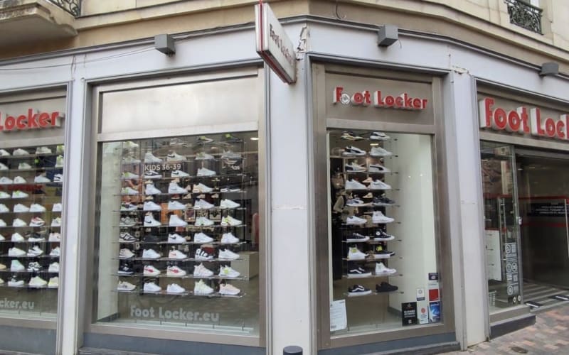 Photo 3 - Off market · Murs occupés boutique d'angle enseigne nationale de sneakers, rue piétonne · Angers (49) · Rentabilité 7,04 %
