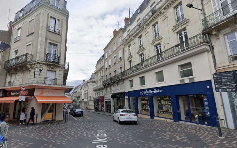 Photo 2 - Off market · Murs occupés boutique d'angle enseigne nationale de sneakers, rue piétonne · Angers (49) · Rentabilité 7,04 %