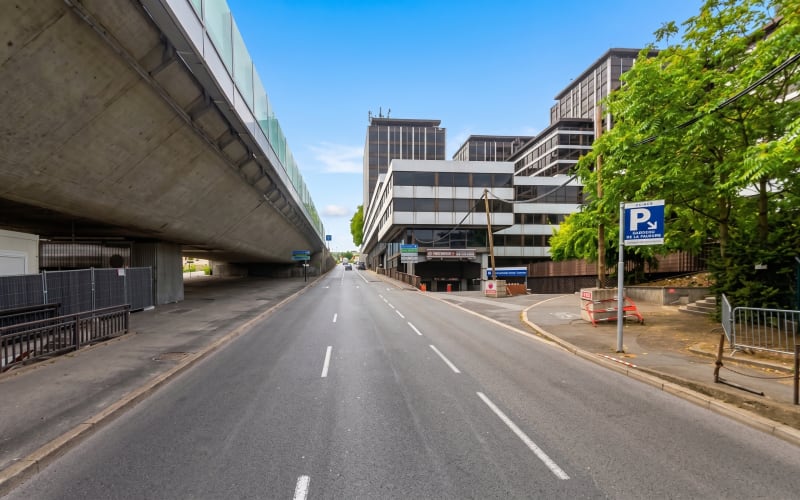 Photo 2 - Exclusivité · Plateaux de bureaux occupés 500 m², bail ferme 5 ans, 8 parkings · Saint-Cloud (92) · Rentabilité 10,10 %