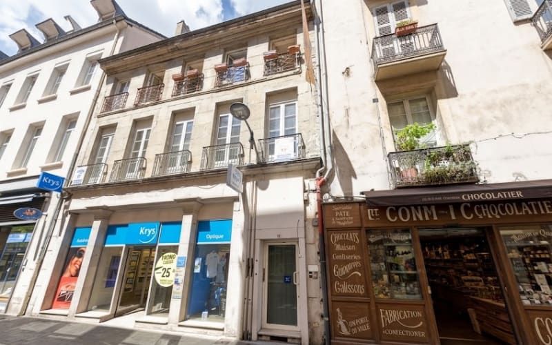 Photo 1 - Off market · Murs occupés immeuble de 2 locaux commerciaux et 1 appartement · Grenoble (38) · Rentabilité 7,75 %
