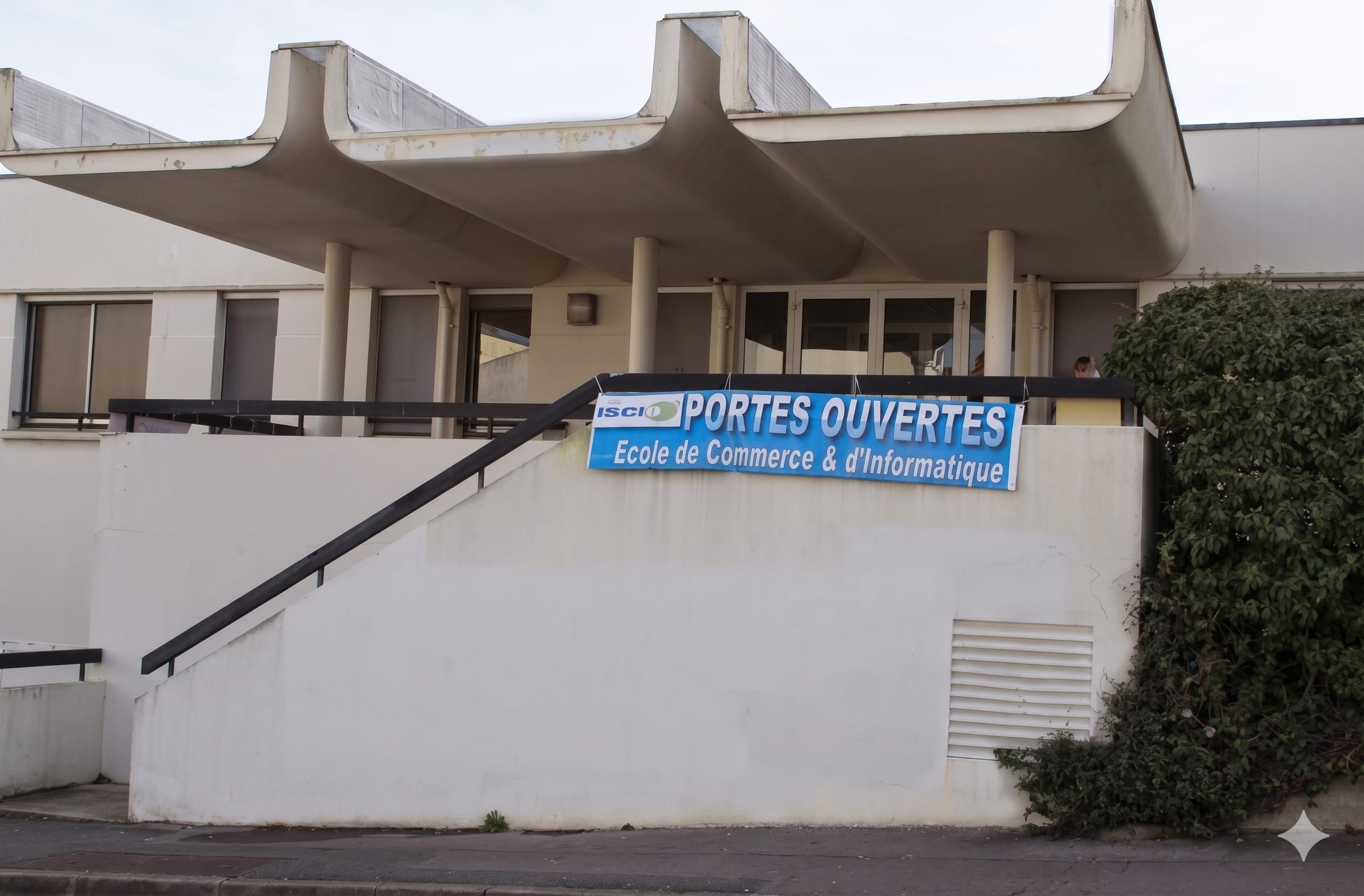Photo 1 - Murs Occupés Ecole CFA ISCIO, Orsay