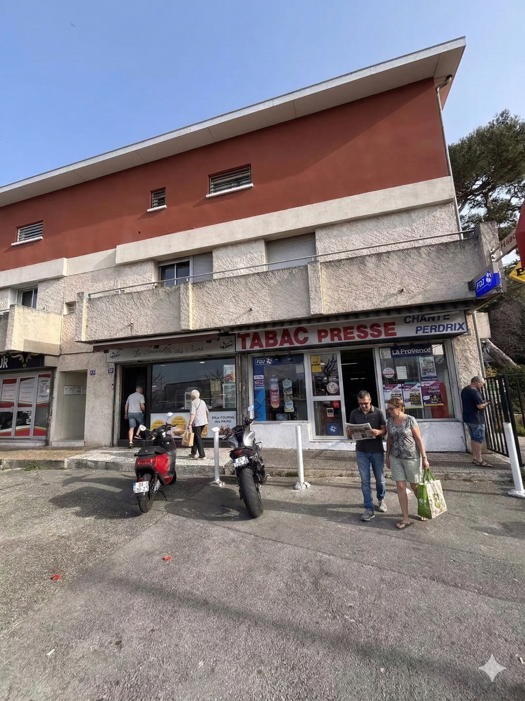 Photo 1 - OFF MARKET - 2 Murs Occupés Tabac Presse et Boulangerie à 8% de rentabilité à Marseille