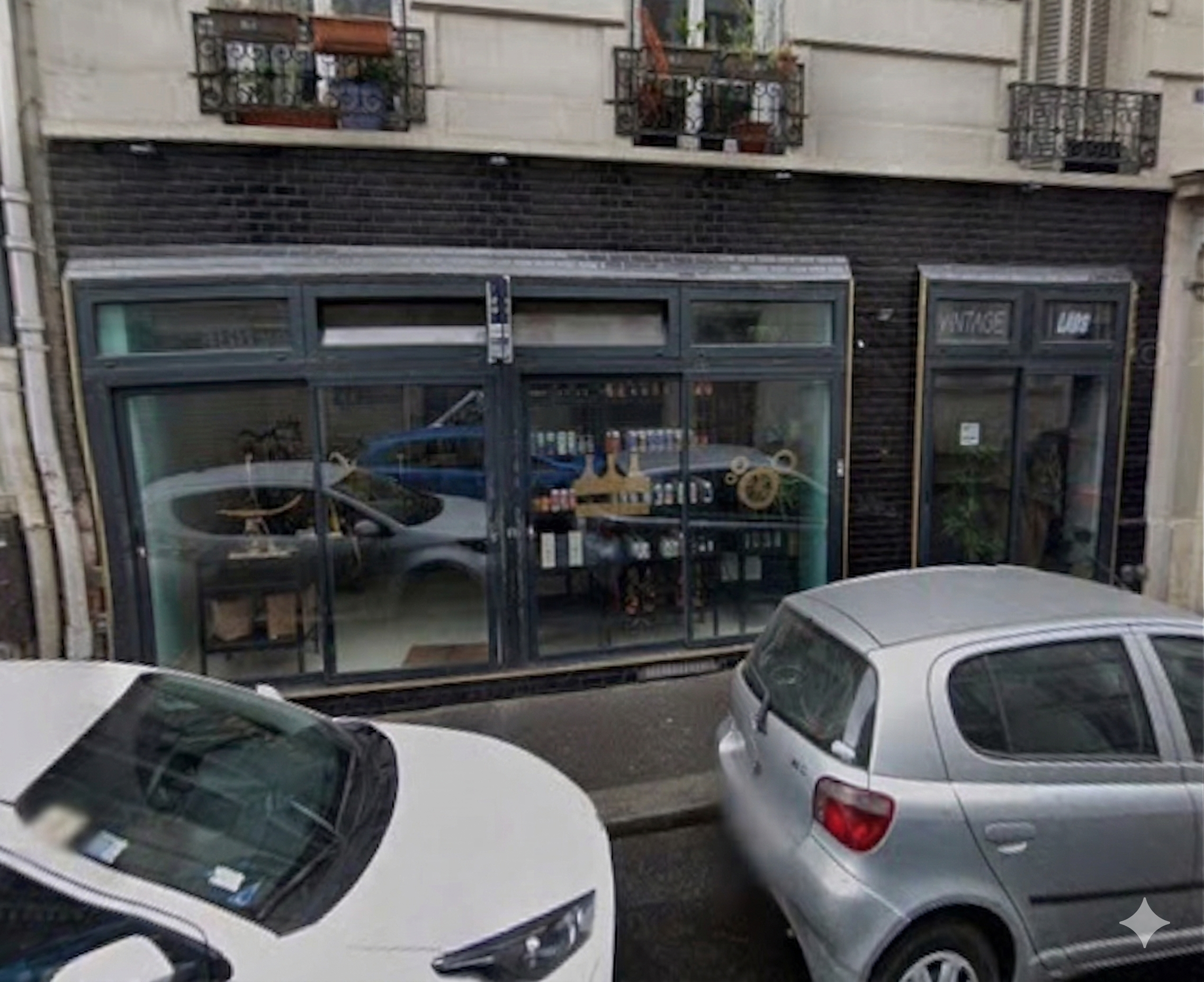 Photo 1 - Murs en bail précaire vêtements vintage Brique noire gauche Rue sauffroy