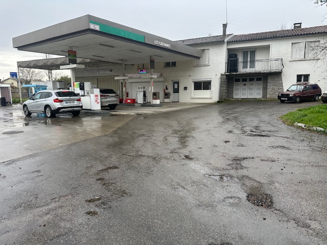 Photo 1 - OFF Market - Station service - Pizza automatique + Laverie autonome + Potentiel foncier station lavage - Renta 11%