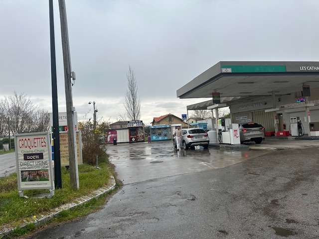 Photo 2 - OFF Market - Station service - Pizza automatique + Laverie autonome + Potentiel foncier station lavage - Renta 11%