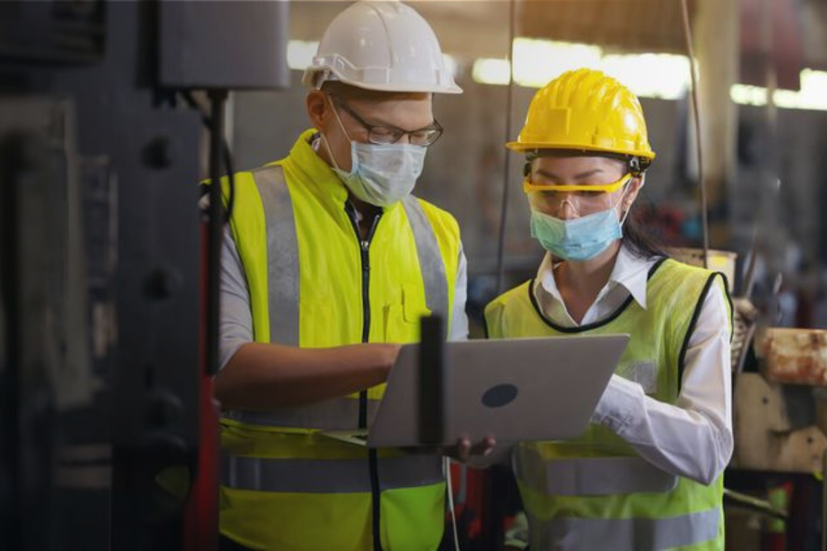 Trabajadores de construcción de NYC con certificaciones de seguridad requeridas — OSHA 30, SST, andamio, flagger, sílice