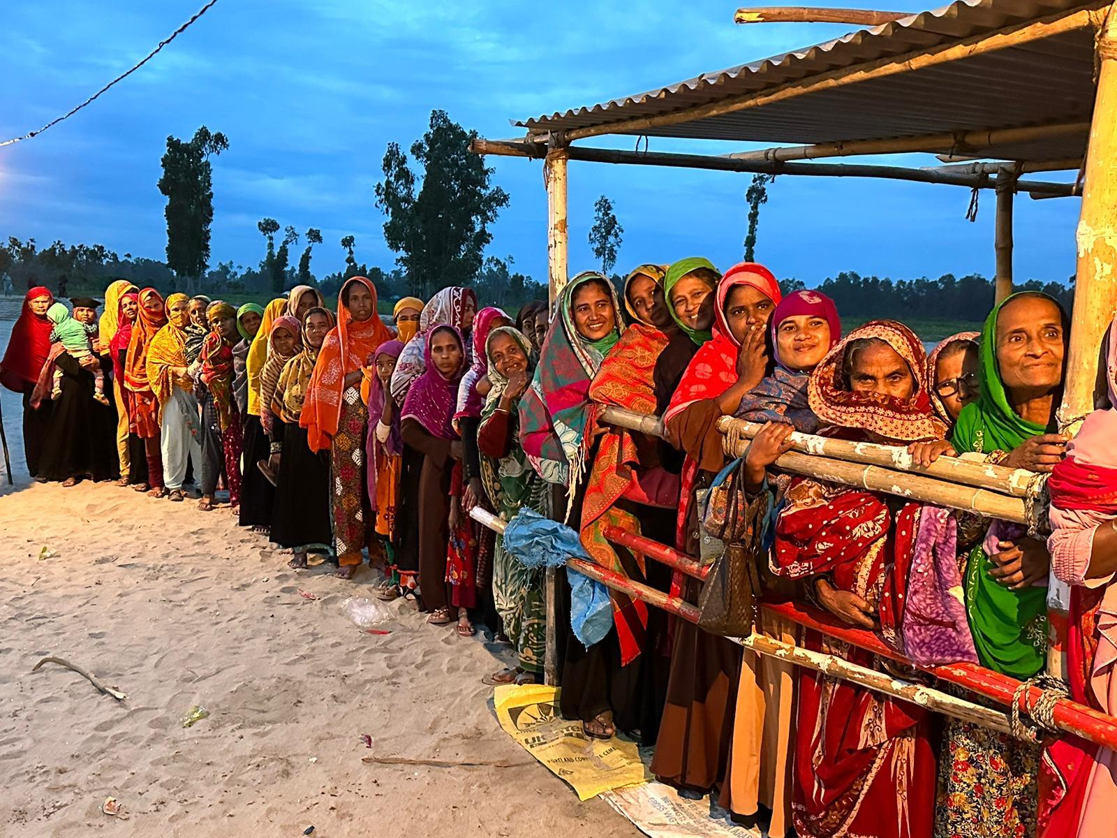 Wartende Leute in Bangladesch