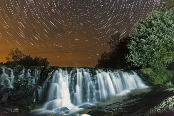 Cascada y estrellas