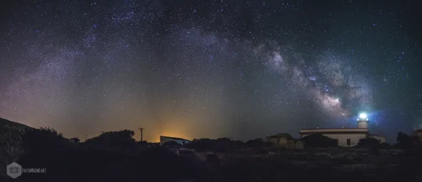 Vía Lactea sobre faro de Cabo Blanco