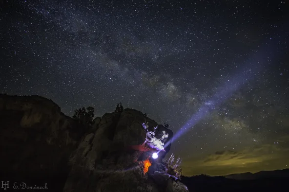 Iluminando el cielo detrás de la ermita de la mare de deu de la Partussa