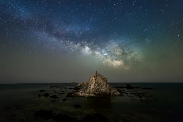 Cruz bajo la Vía Lactea