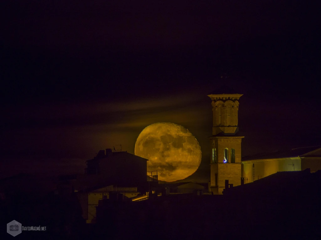 Salida luna sobre Sant Jordi