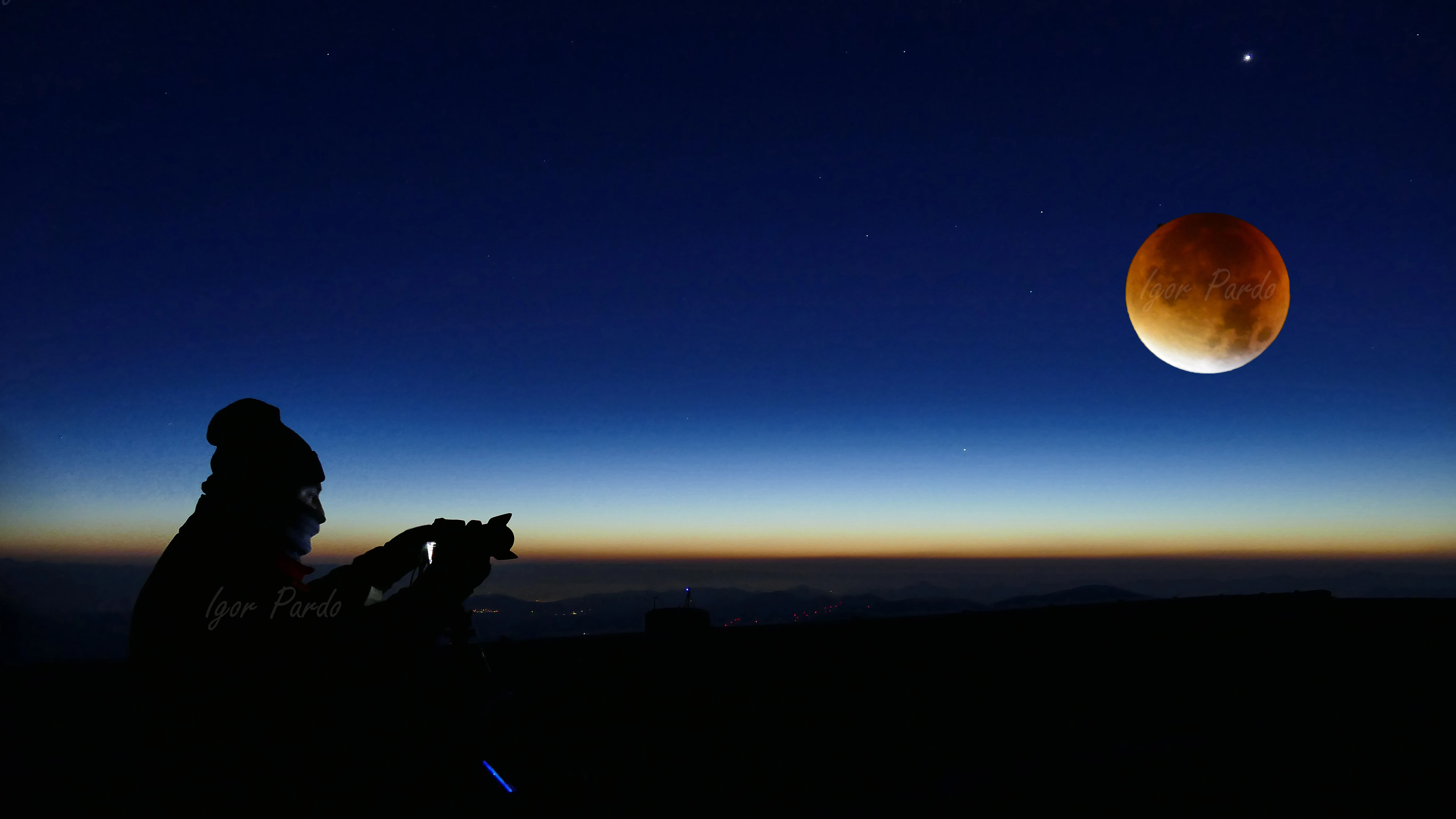 La Luna Roja Nos Vigila