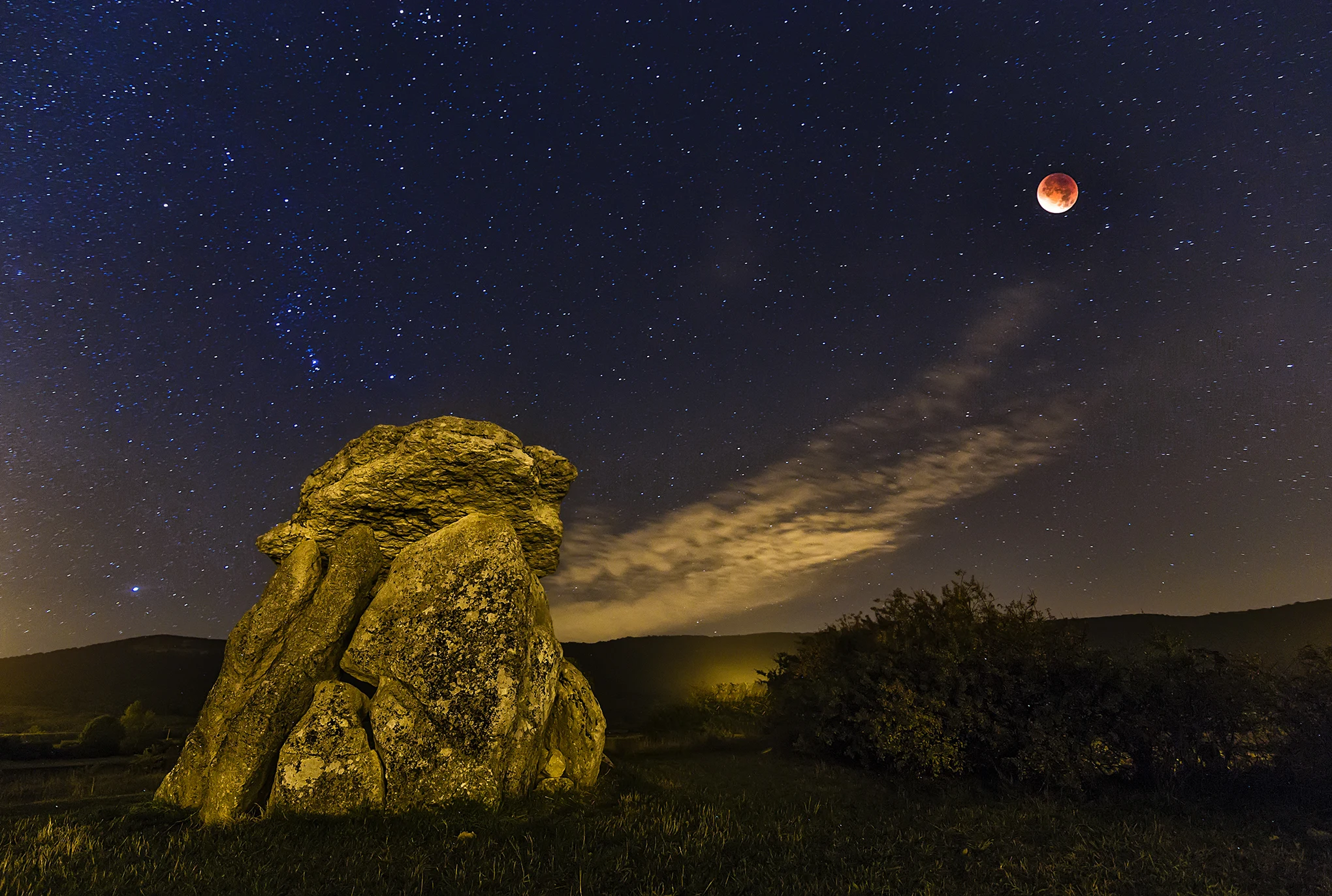 Luna sangrante sobre el dolmen