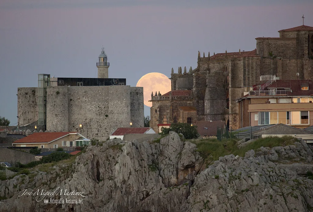 La luna llena del Solsticio de Verano desde Castro Urdiales