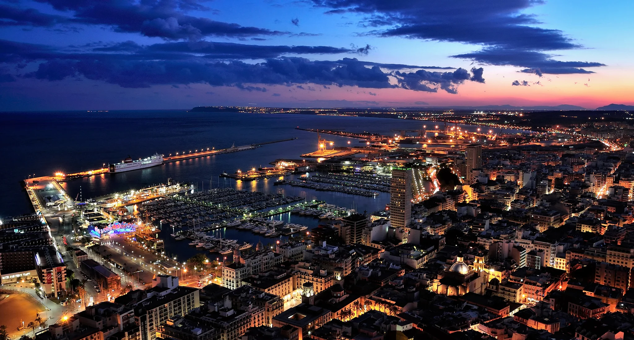 Alicante (Vistas desde el Castillo de Santa Barbara)