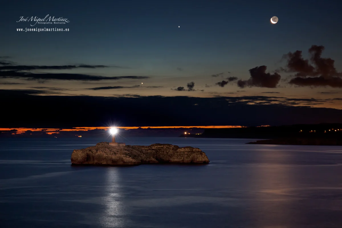 Faro e isla de Mouro