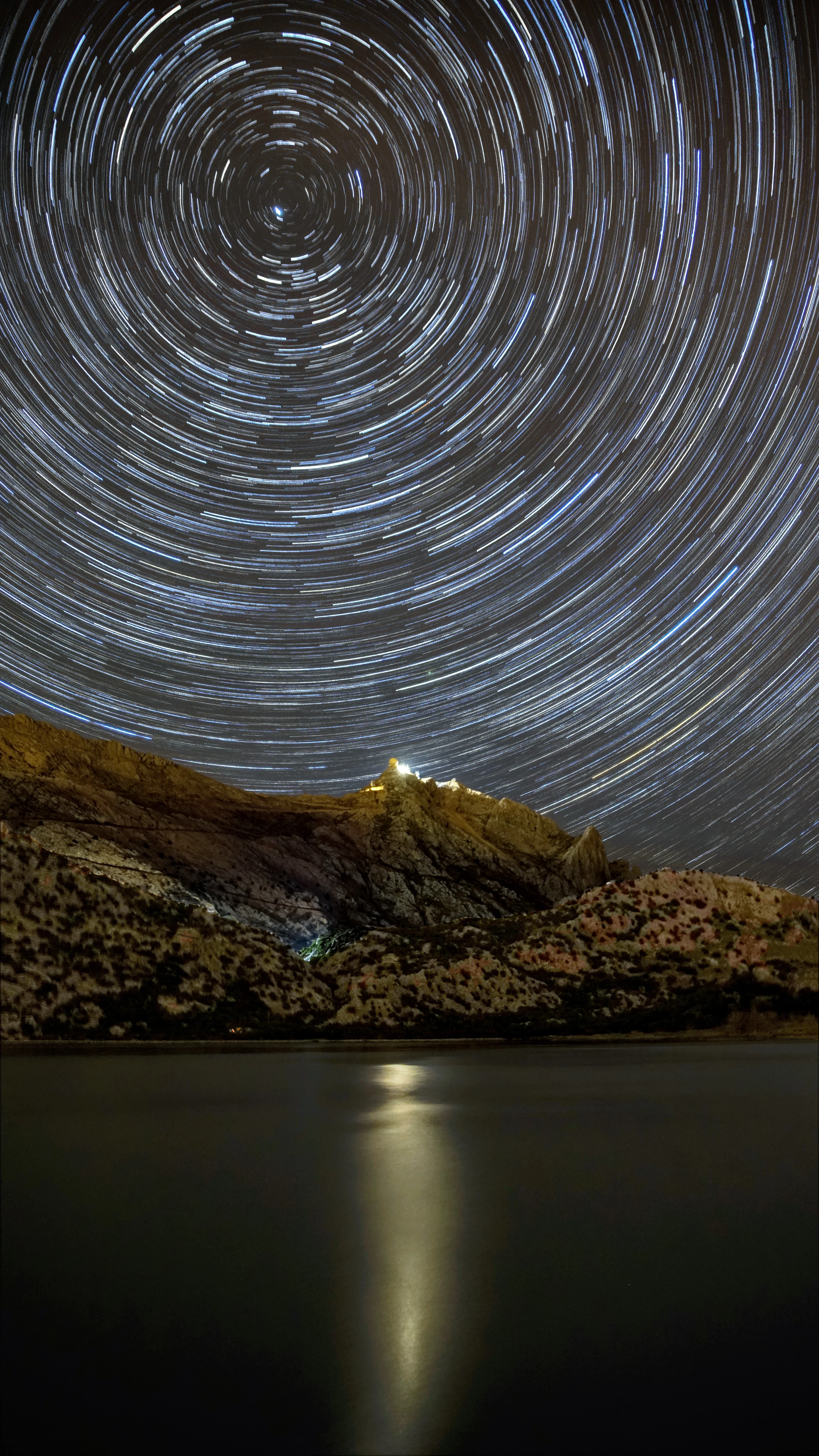 Startrail en el pantano de Cuber