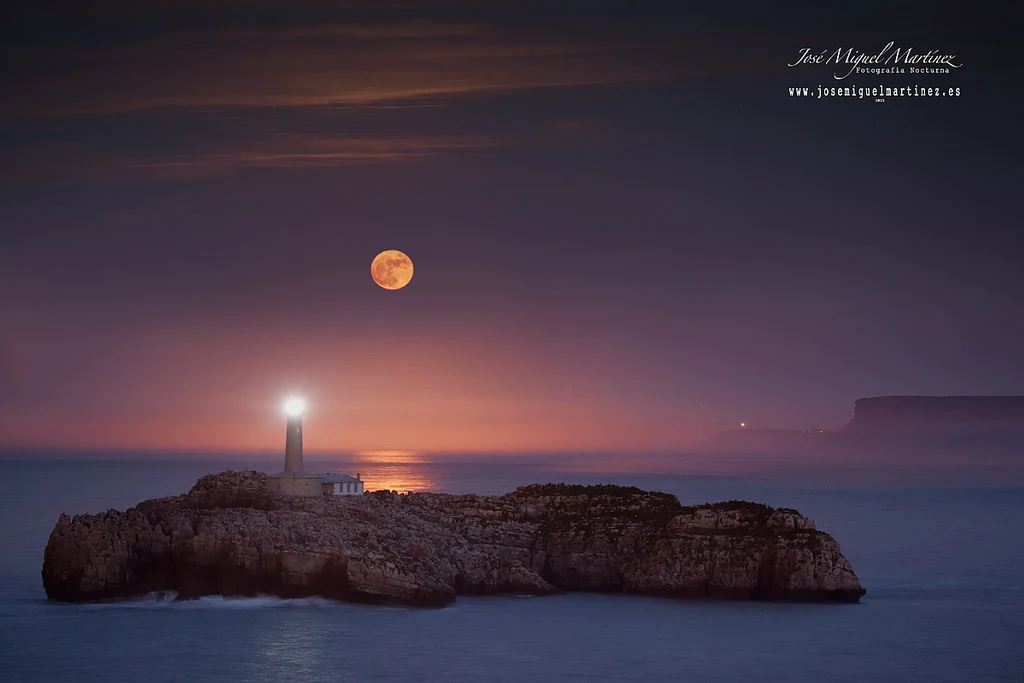 Faro e Isla de Mouro (Santander)