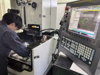 ワイヤー放電加工機