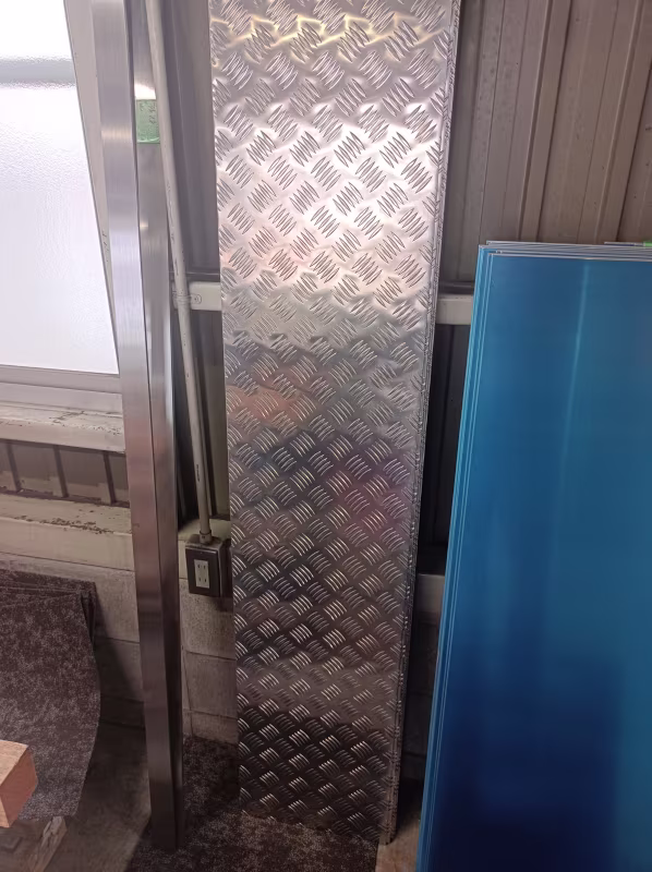 アルミ縞板材　5本線　3.5ミリ　590ｘ1200　10枚　　破格！！　1枚4000円（548円/キロ）　運賃込み