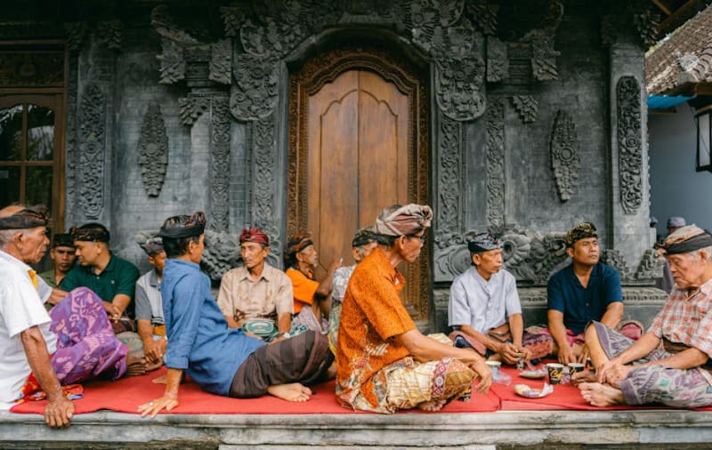 Sidemen: The Art of Traditional Silk Weaving