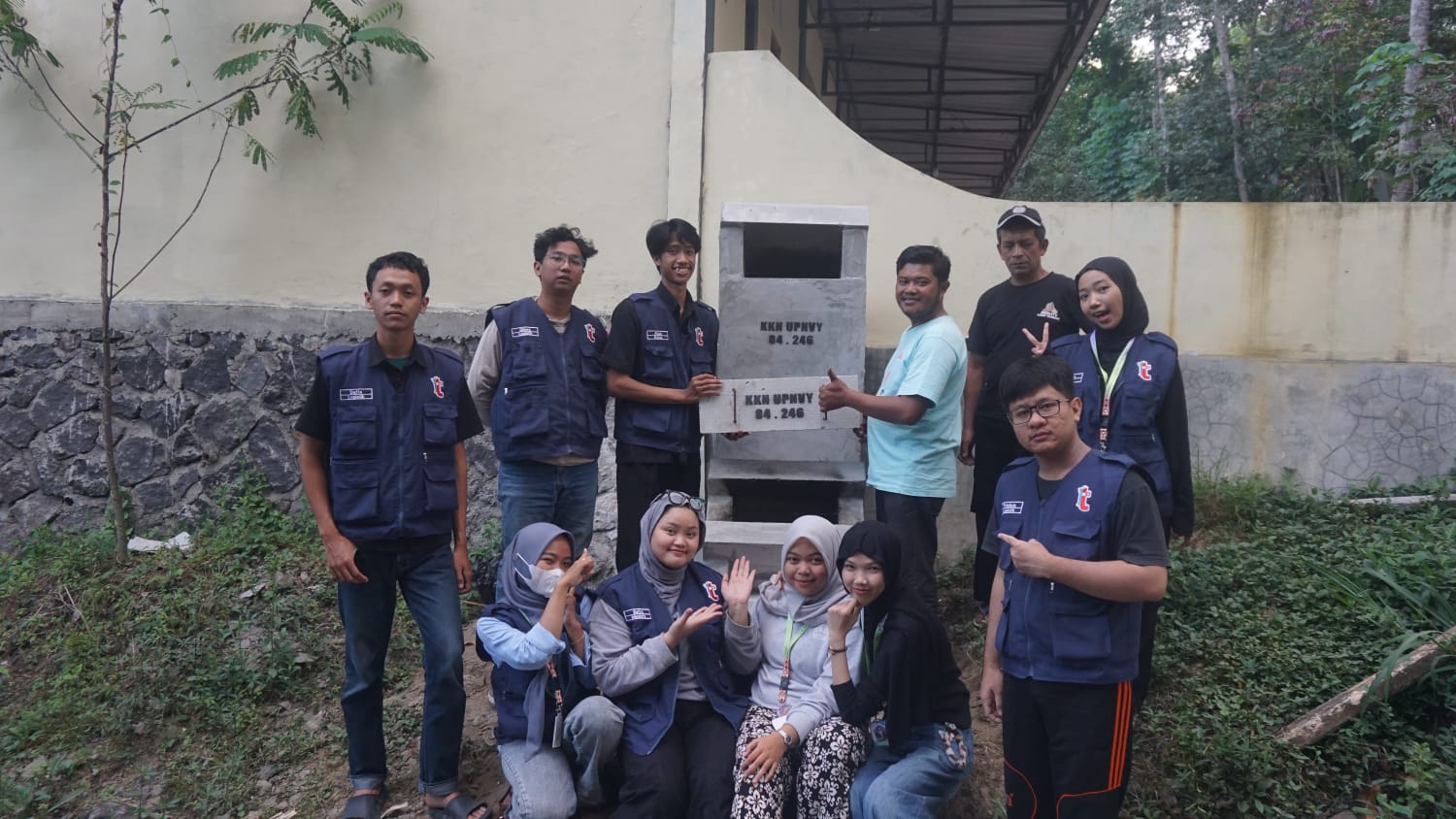 Kolaborasi Mahasiswa dan Masyarakat, KKN UPNVY Hadirkan Rocket Stove di Sidomuluk Lor