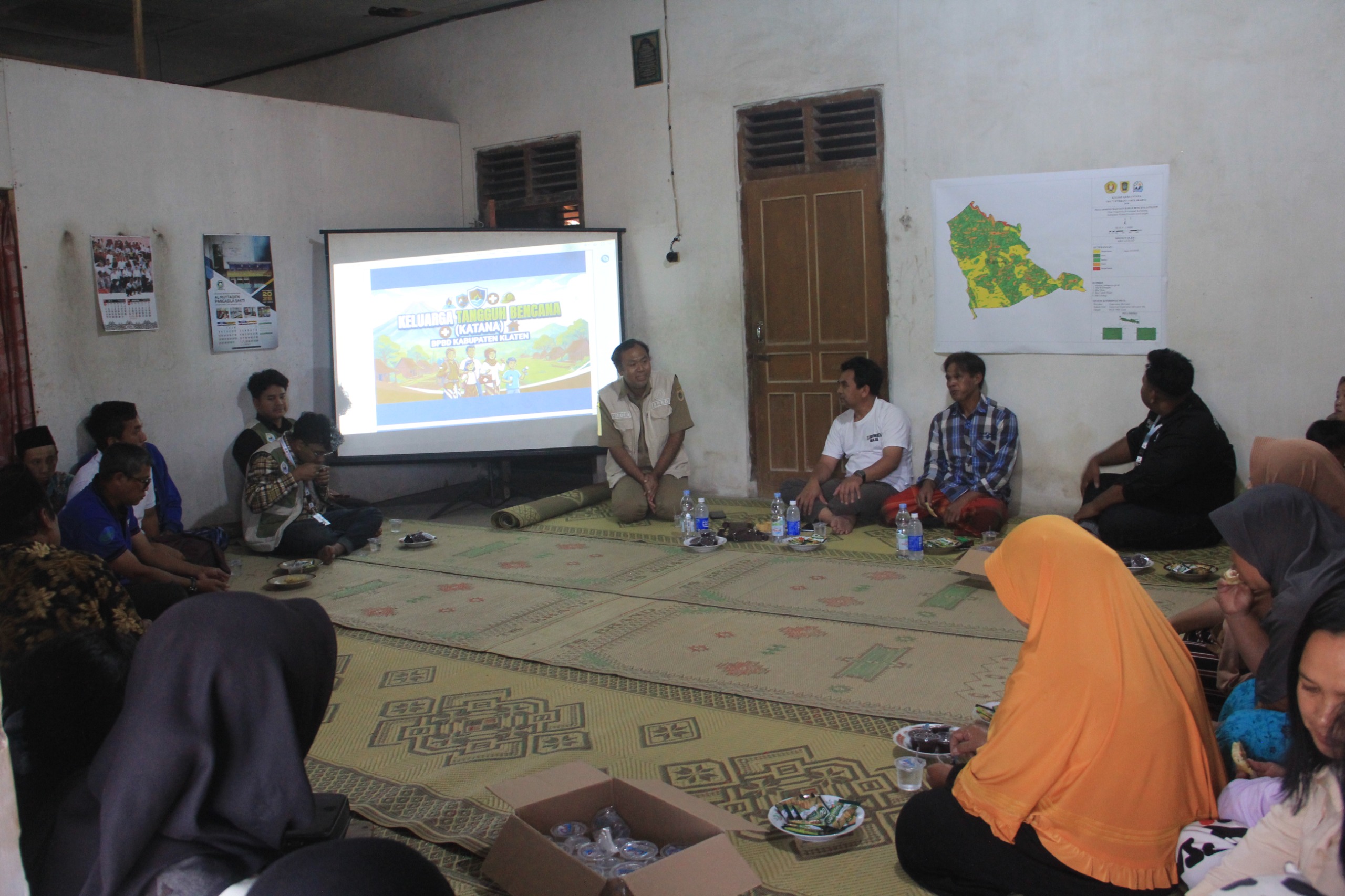 Mahasiswa KKN-BN AD.84.247 Gelar Sosialisasi Mitigasi Bencana dan Pengenalan Peta Rawan Longsor di RT 09 Desa Tlogowatu