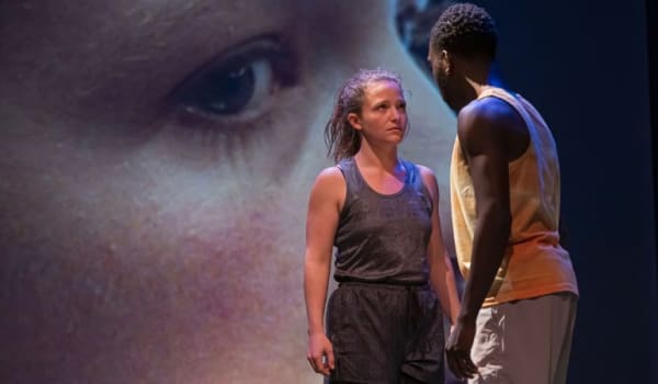 Théâtre : Celle qui regarde le monde, d'Alexandra Badea