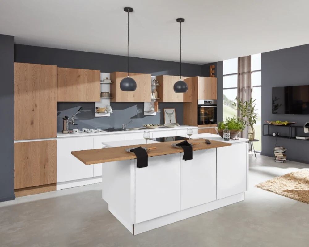 Inselküche mit Barbereich und Hängelampen Küche mit großer Mittelinsel, Sitzplätzen und hängender Beleuchtung in kontrastreichem Design