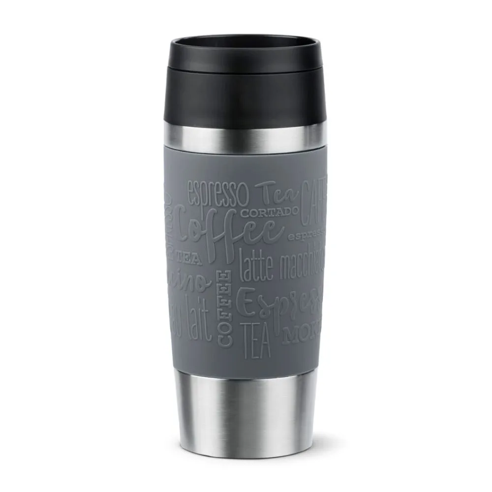Grauer Thermobecher mit Kaffeeprägung, Becher mit Edelstahl und schwarzem Deckel Grauer Thermobecher mit Edelstahlrand, Prägung mit Kaffeeworten und schwarzem Deckel, freigestellt