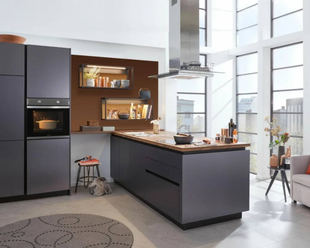 Urbaner Küchentraum mit hoher Fensterfront Offene Küche mit dunkler Insel, hohen Fenstern und modernen Geräten in urbanem Loft-Stil