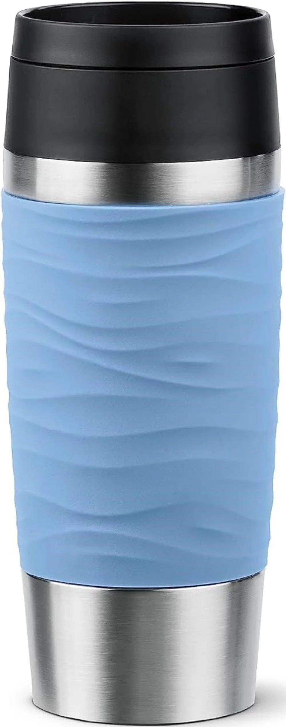Pastelblauer Thermobecher mit Edelstahl – stilvoller Becher mit rutschfester Struktur Thermobecher mit Edelstahlkörper und blauem Griff in Wellenstruktur Deckel schwebt darüber frontal aus Augenhöhe