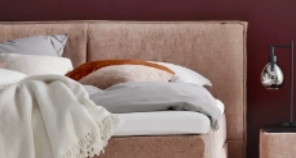 Header mit elegantem Boxspringbett mit hoher Matratze und gemütlicher Bettwäsche Komfortable Boxspringbetten mit Stil