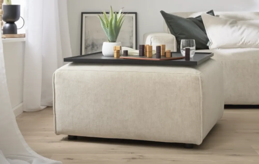 Stilvolles Wohnzimmer mit Couchtisch und Dekoration Wohnzimmer mit beigem Sofa, Couchtisch und dekorativen Accessoires