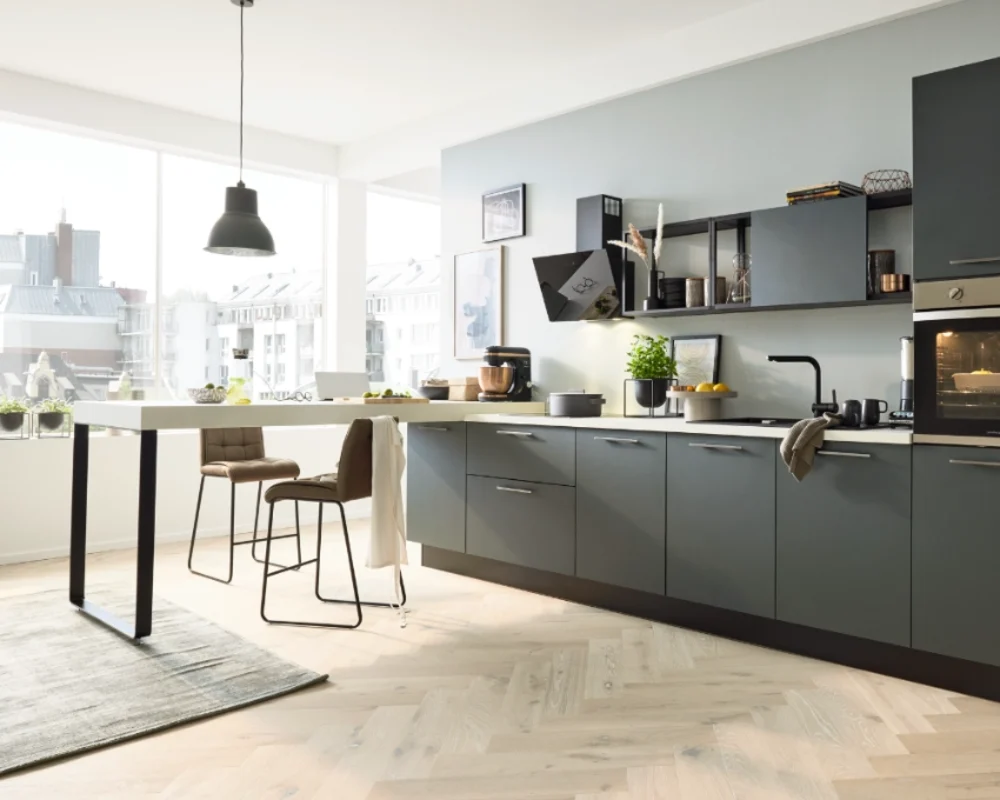 Offene Wohnküche in Grau mit Esstisch Große Interliving Küche mit durchgehendem Essplatz, modernem Stil und viel Tageslicht