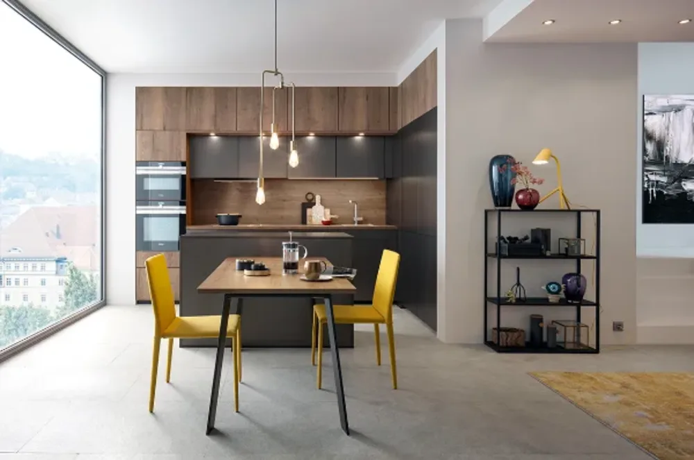Designküche in Schwarz Designküche in Schwarz und Holzoptik mit Kochinsel, Esstisch, gelben Stühlen und bodentiefem Panoramafenster.