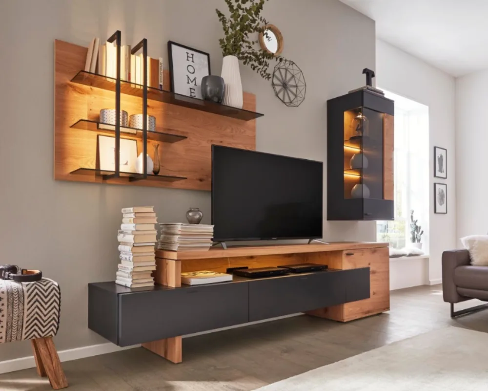 Wohnzimmermöbel Interliving – Wandregal & TV-Board Interliving Wohnwand mit Holz- und Anthrazit-Elementen, dekorativ beleuchtet